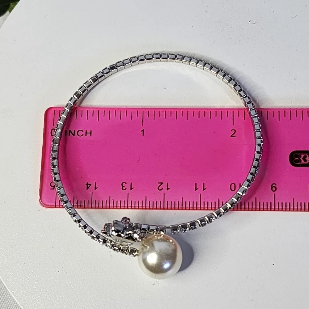 Flexible Crystal Star and Faux Pearl Bangle Bracelet